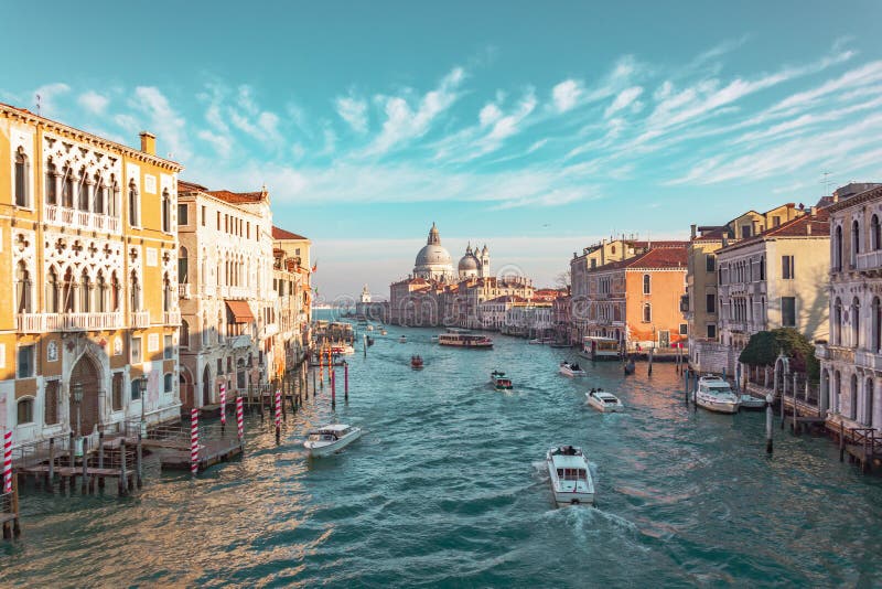 Canal grande a Venezia, Italia Vista del panorama della via principale della via principale di Venezia, nuvole pittoresche nel ci fotografia stock libera da diritti Canal grande a Venezia, Italia Vista del panorama della via principale della via principale di Venezia, nuvole pittoresche nel ci fotografia stock libera da diritti
