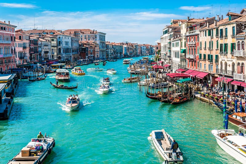 Miestne aktivity ľudí a lodí spolu Canal Grande v Benátkach, Taliansko.
