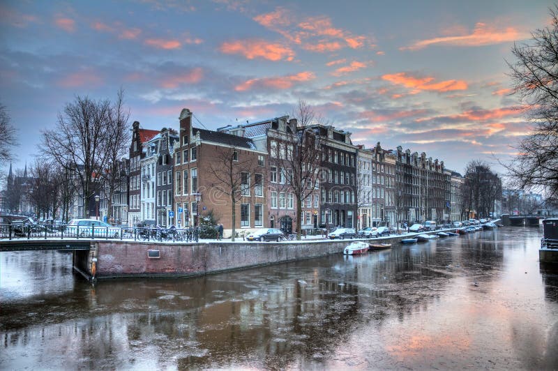 Canal helado del invierno foto de archivo
