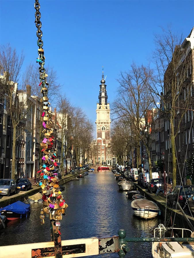 Televisie kijken grote Oceaan Afhankelijkheid Canal and Love Locks in Central Amsterdam, Netherlands Editorial Stock  Photo - Image of locks, view: 202199268