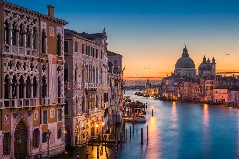 Canal magnífico en la noche, Venecia