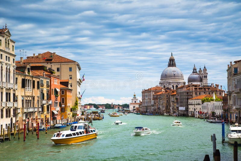 Canal magnífico en Venecia
