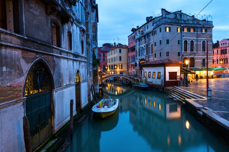 Canale scena la città costruito sul Acqua,, presente edifici, piccolo ponti, un iconico gondole.