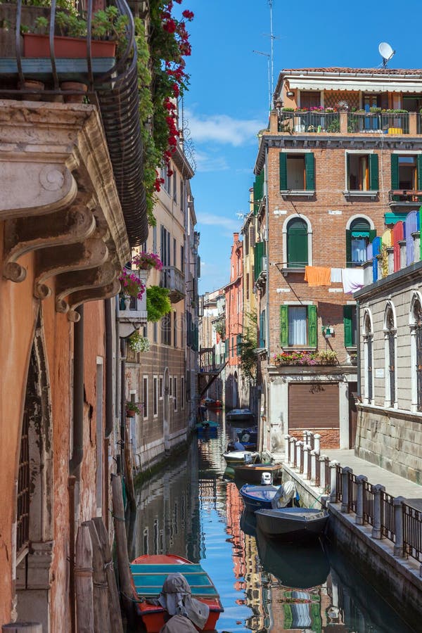 Canal scénique avec les maisons antiques colorées, Venise, Italie photo libre de droits Canal scénique avec les maisons antiques colorées, Venise, Italie photo libre de droits