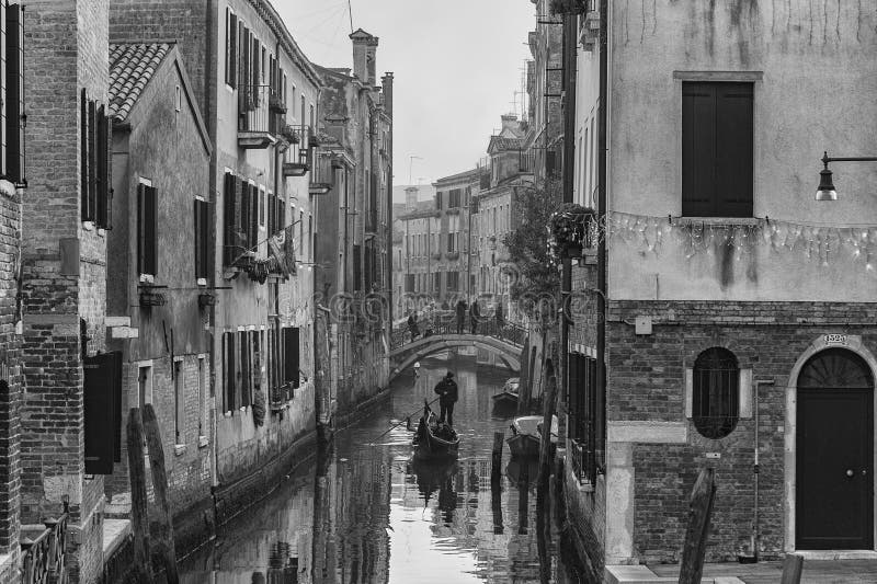 Canal vénitien romantique pittoresque typique en noir et blanc - Venise, Italie photos stock Canal vénitien romantique pittoresque typique en noir et blanc - Venise, Italie photos stock
