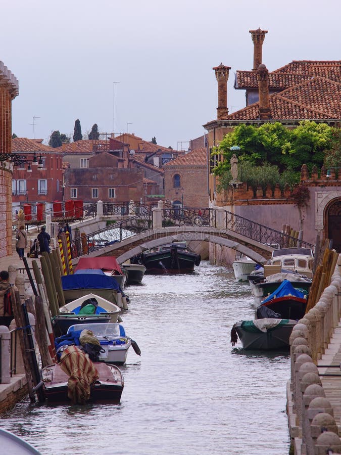 Canal étroit avec des bateaux dans la ville de Venise photos stock Canal étroit avec des bateaux dans la ville de Venise photos stock