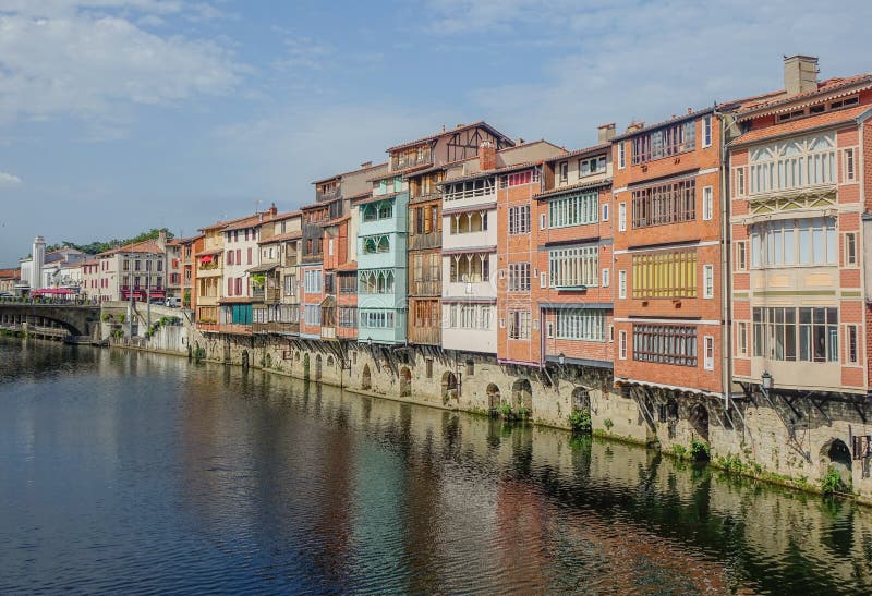 Canale che attraversa la città di Castres fotografia stock Canale che attraversa la città di Castres fotografia stock
