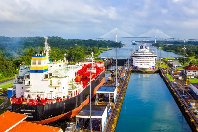 Canale di Panama, Panama - 7 dicembre 2019: Una nave da carico che entra nei serbatoi dei Miraflores nel canale di Panama