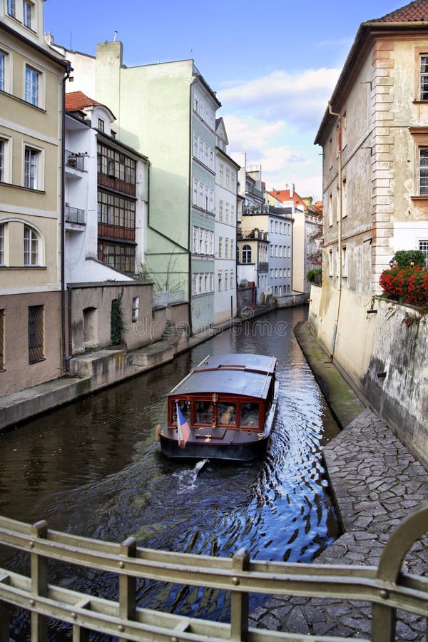 Il canale di Praga fotografia stock
