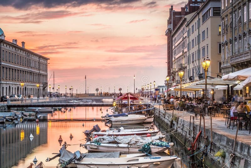 Canale grande nel centro urbano di Trieste, Italia fotografia stock libera da diritti Canale grande nel centro urbano di Trieste, Italia fotografia stock libera da diritti