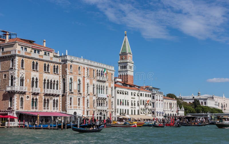 Canales de agua de ciudad de Venecia Fachadas de los edificios residenciales que pasan por alto Grand Canal en Venecia, Italia imagen de archivo Canales de agua de ciudad de Venecia Fachadas de los edificios residenciales que pasan por alto Grand Canal en Venecia, Italia imagen de archivo