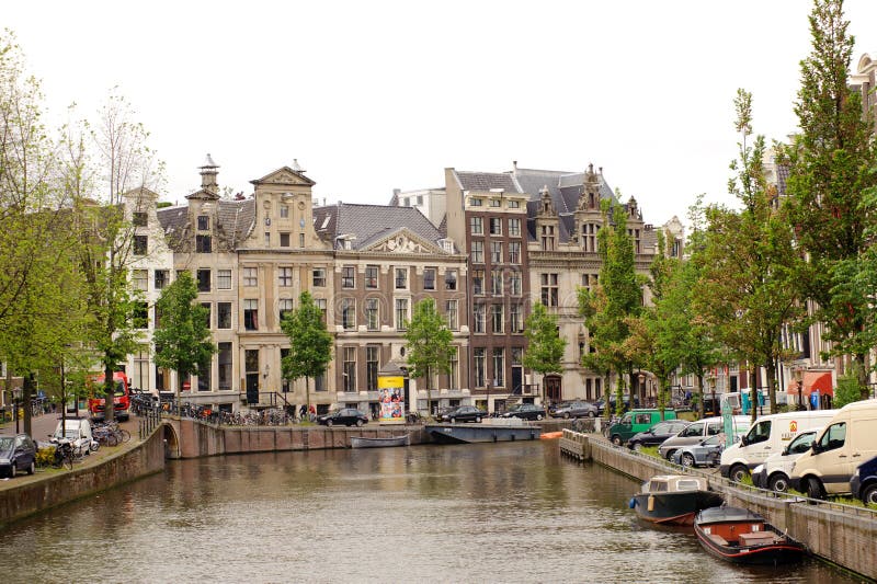 Panorama De Los Canales Hermosos De Amsterdam Con El Puente, Holanda