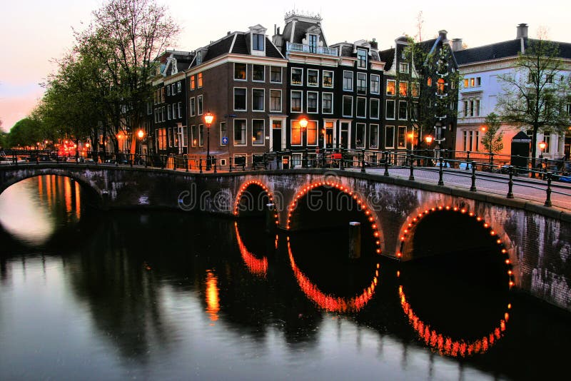 Canales de Amsterdam en la oscuridad
