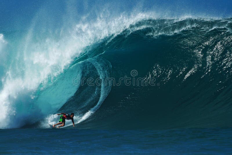 Canalisation surfante d'Evan Valiere de surfer en Hawaï image stock