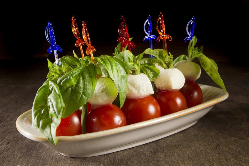 Canape Caprese voor buffet stock foto. Image of keuken - 76677944