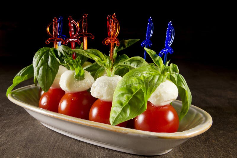 Canape Caprese voor buffet stock foto. Image of keuken - 76677944