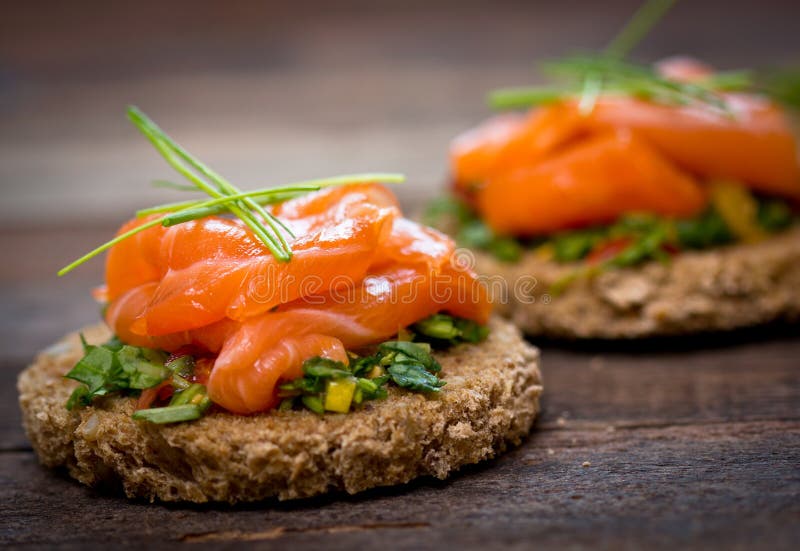 Canape con il salmone affumicato fotografia stock libera da diritti Canape con il salmone affumicato fotografia stock libera da diritti