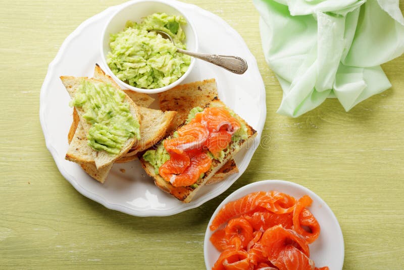 Canape con la salsa de los salmones y del aguacate fotografía de archivo libre de regalías Canape con la salsa de los salmones y del aguacate fotografía de archivo libre de regalías