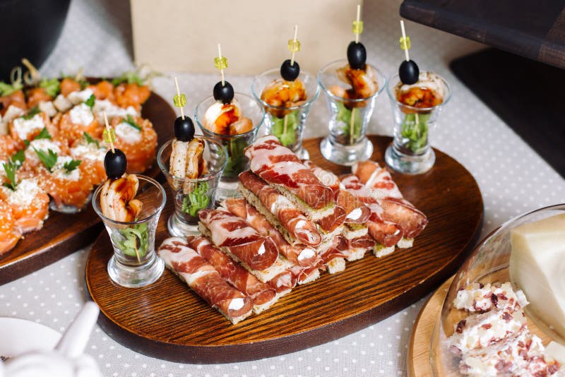Canape del camarón, de color salmón con queso Rolls del jamon imagen de archivo libre de regalías Canape del camarón, de color salmón con queso Rolls del jamon imagen de archivo libre de regalías