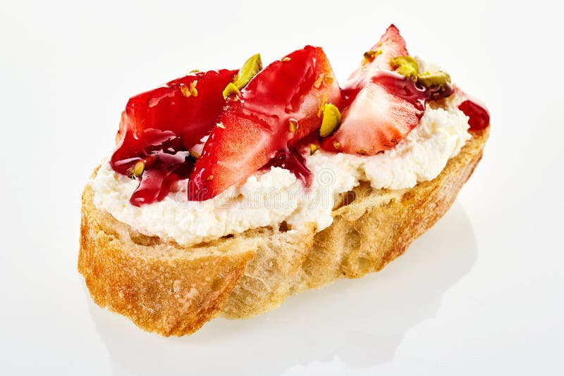 Canape dulce inusual con la fresa fresca imágenes de archivo libres de regalías Canape dulce inusual con la fresa fresca imágenes de archivo libres de regalías