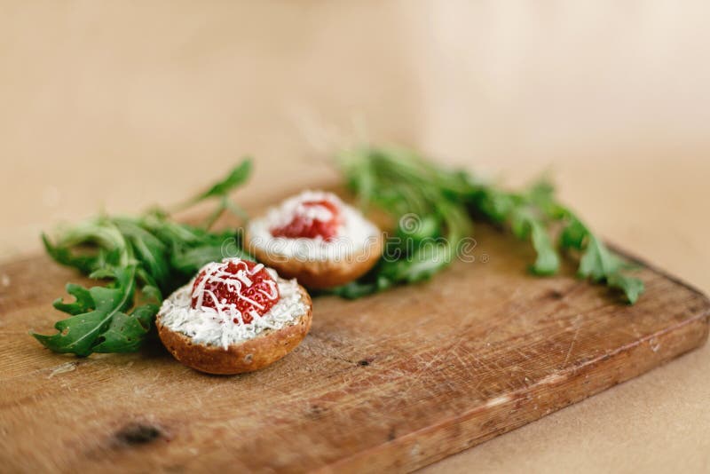 Canape fresche deliziose con gorgonzola parmezan e la fragola a fotografia stock libera da diritti Canape fresche deliziose con gorgonzola parmezan e la fragola a fotografia stock libera da diritti