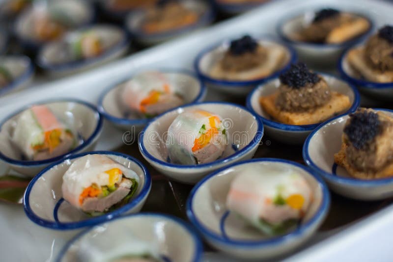 Canape mit neuen Frühlingsrollen lizenzfreie stockbilder Canape mit neuen Frühlingsrollen lizenzfreie stockbilder