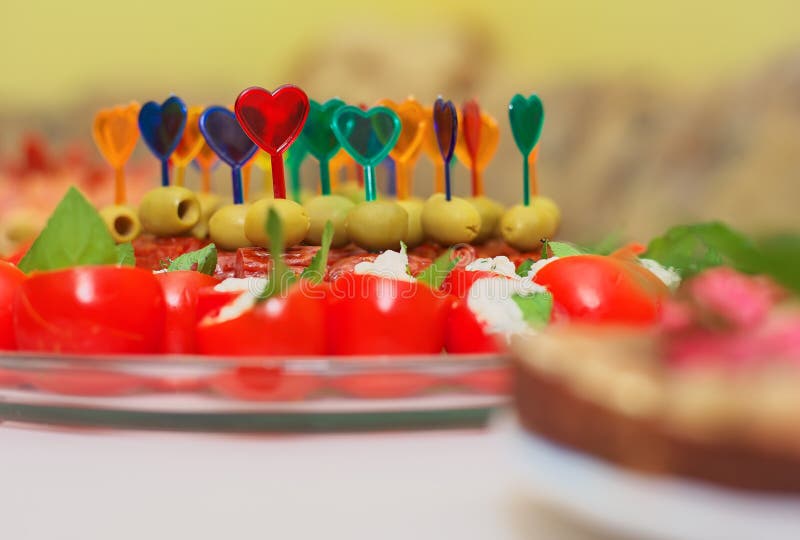 Canape na skewers z serem, kiełbasą i oliwkami, pomidor fotografia stock Canape na skewers z serem, kiełbasą i oliwkami, pomidor fotografia stock
