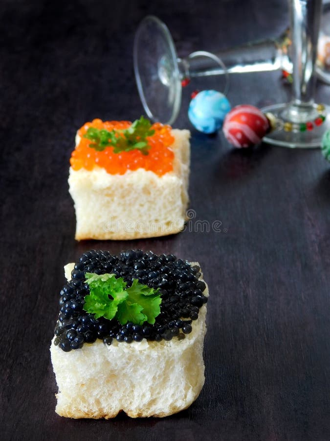 Canape z czerwonym i czarnym kawiorem obrazy stock Canape z czerwonym i czarnym kawiorem obrazy stock