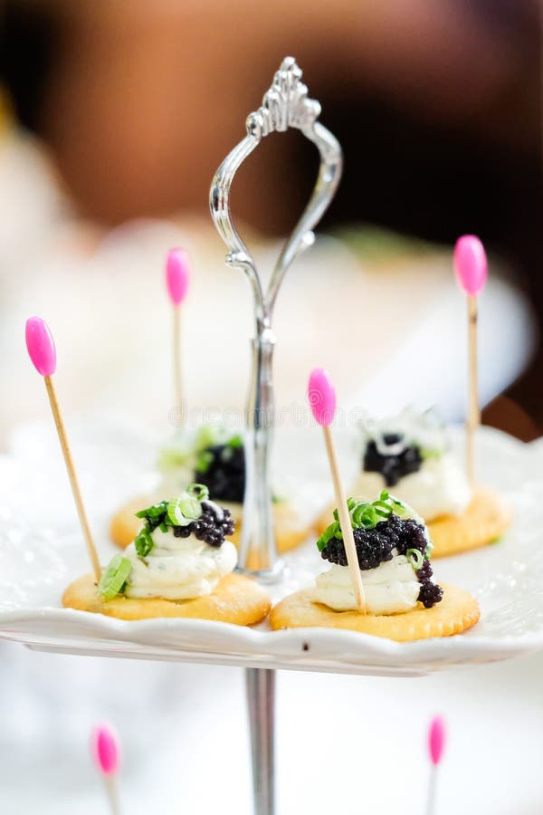 Canapes con los salmones y el caviar fumados foto de archivo libre de regalías Canapes con los salmones y el caviar fumados foto de archivo libre de regalías