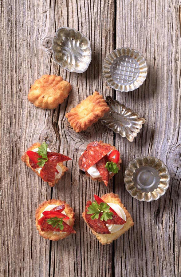 Canapes et petits moulages de traitement au four images stock Canapes et petits moulages de traitement au four images stock