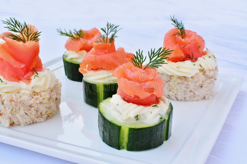 Canapes Mit Frischkäse Des Lachs-, Und Gurke Stockbild - Bild von sofa ...