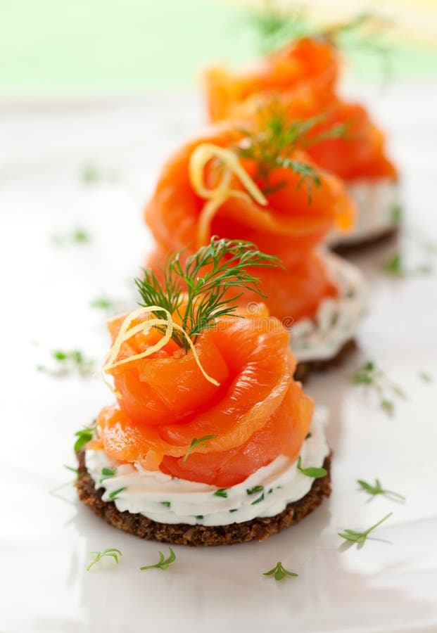 Canapes Mit Geräucherten Lachsen Stockbild - Bild von köstlich ...