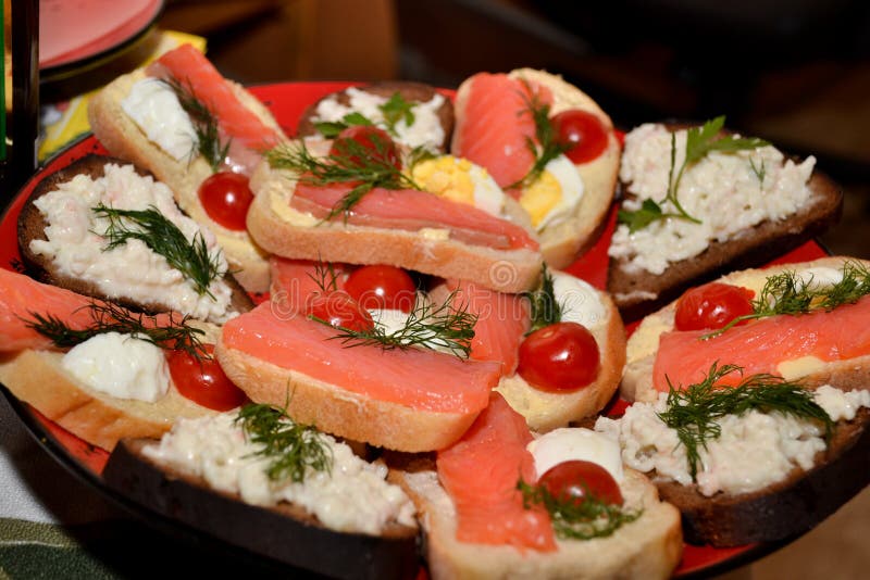 Canapes mit Lachsen stockfoto. Bild von frisch, modern - 82132524