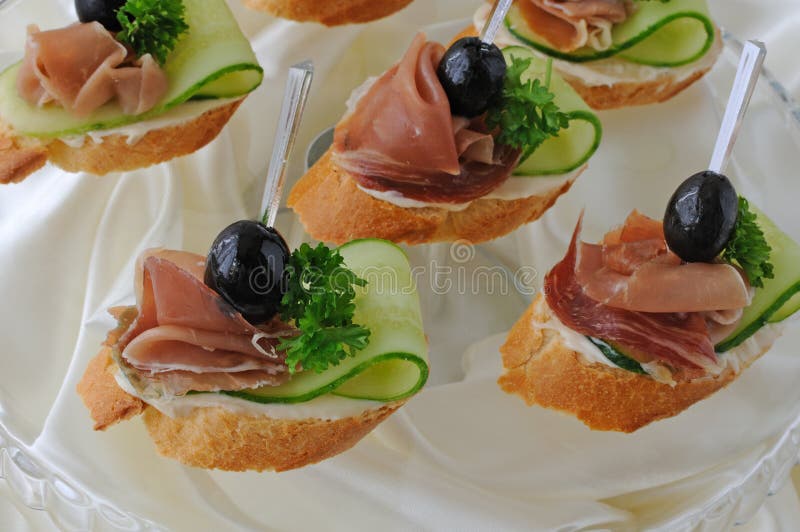 Canapes mit Schinken stockfoto. Bild von abendessen, umhüllung - 30353524