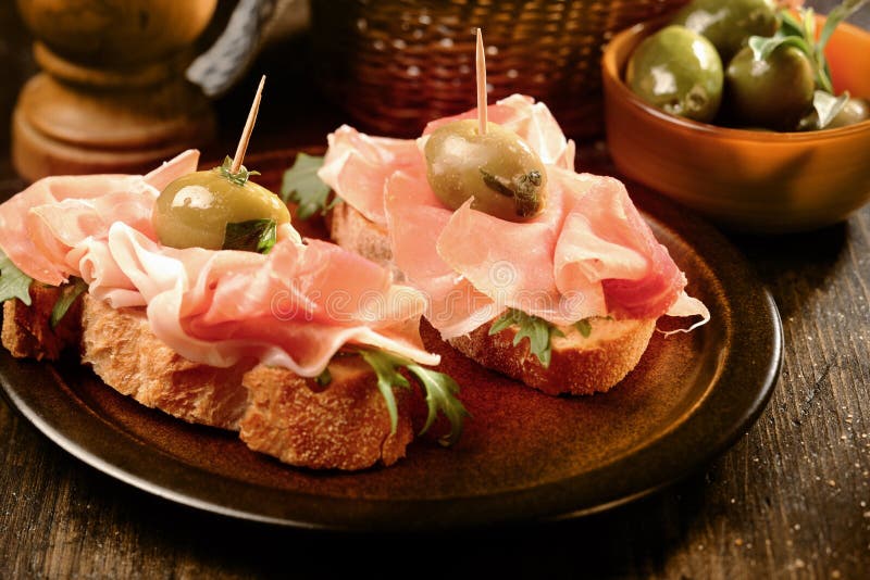 Canapes Oder Tapas Mit Proscuitto Schinken Stockfoto - Bild von ... Canapes Oder Tapas Mit Proscuitto Schinken Stockfoto - Bild von ...