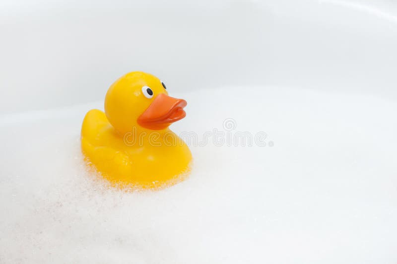 Canard en caoutchouc dans le bain de mousse images stock Canard en caoutchouc dans le bain de mousse images stock