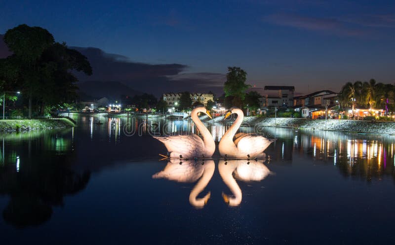 Canards ou cygne de sculpture photo libre de droits Canards ou cygne de sculpture photo libre de droits