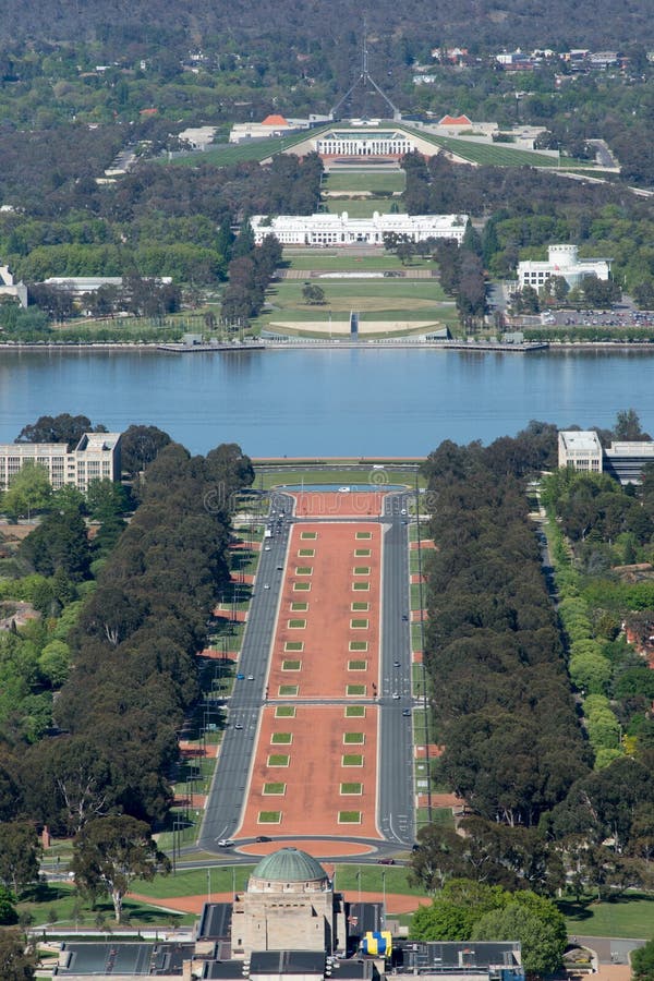 Canberra, Australien - 13. Oktober 2013: Ansicht von Canberra von Mt Ainslie Lookout lizenzfreies stockbild Canberra, Australien - 13. Oktober 2013: Ansicht von Canberra von Mt Ainslie Lookout lizenzfreies stockbild