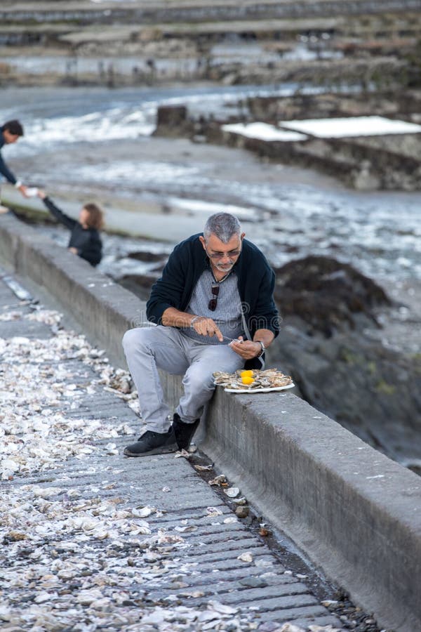 Cancale, France - 13 septembre 2018 : Les huîtres mangeuses d'hommes ont acheté sur le bord de mer chez Cancale, la Bretagne, image stock Cancale, France - 13 septembre 2018 : Les huîtres mangeuses d'hommes ont acheté sur le bord de mer chez Cancale, la Bretagne, image stock