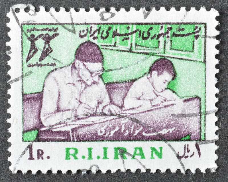 Timbru poștal anulat imprimat de Iran care arată băiat și om în vârstă învăța să scrie circa 1981.