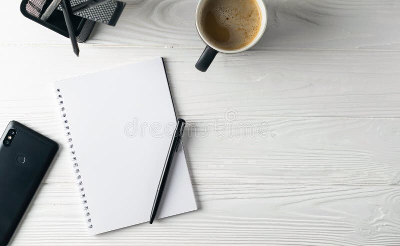 Cancelleria di affari dell'ufficio compreso caffè, taccuino, penna, telefono immagini stock Cancelleria di affari dell'ufficio compreso caffè, taccuino, penna, telefono immagini stock