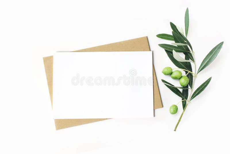 Cancelleria femminile, scena da tavolino del modello Cartolina d'auguri dello spazio in bianco e busta orizzontali del mestiere c immagine stock libera da diritti Cancelleria femminile, scena da tavolino del modello Cartolina d'auguri dello spazio in bianco e busta orizzontali del mestiere c immagine stock libera da diritti