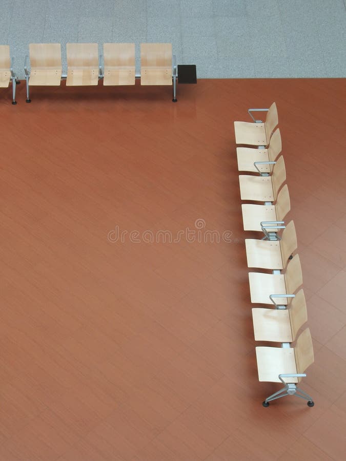 Cancello dell'aeroporto - righe delle presidenze fotografie stock Cancello dell'aeroporto - righe delle presidenze fotografie stock