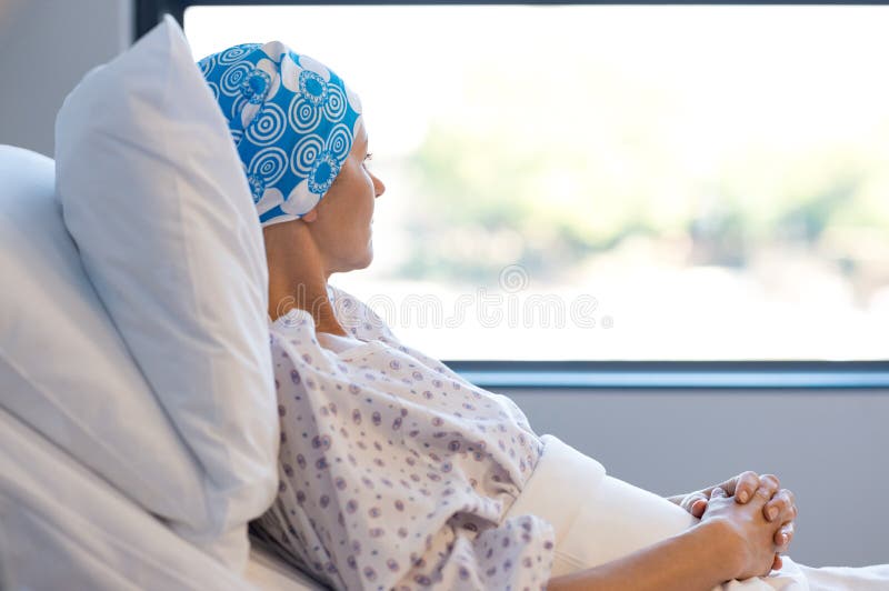 Mujer joven en una cama sufrimiento cáncer.