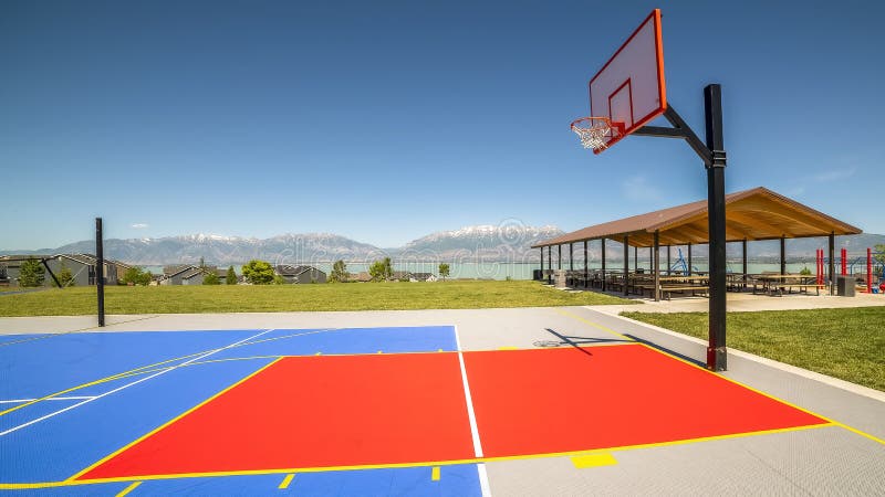 Cancha De Básquet Del Parque Con El Patio De Los Niños Y El Pabellón De La  Comida Campestre Para Los Turistas Foto de archivo - Imagen de bandera,  estructura: 154814772