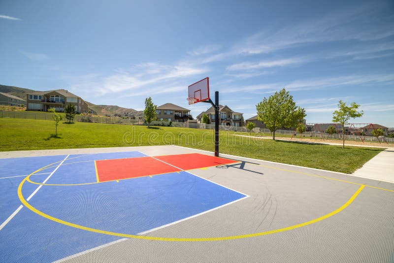 Cancha De Básquet Pública Al Aire Libre Con El Fondo De La Montaña Casera Y  Del Cielo Azul Imagen de archivo - Imagen de equipo, deportes: 153006943