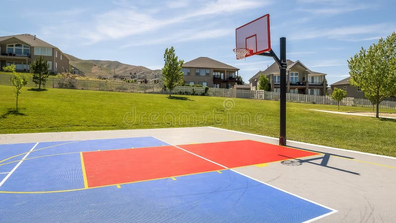 Cancha De Básquet Pública Al Aire Libre Del Capítulo Con El Fondo De La  Montaña Casera Y Del Cielo Azul Foto de archivo - Imagen de equipo,  deportes: 154833490