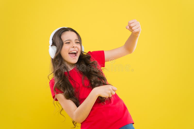 Canciones superiores La adolescencia del ni?o disfruta de la m?sica que juega en auriculares Ni?a que disfruta de m?sica preferid foto de archivo libre de regalías Canciones superiores La adolescencia del ni?o disfruta de la m?sica que juega en auriculares Ni?a que disfruta de m?sica preferid foto de archivo libre de regalías