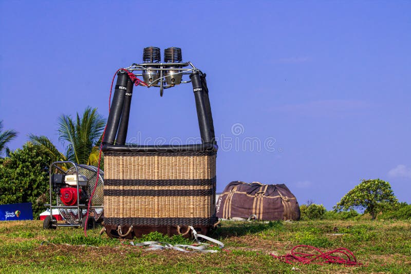 CANCUN, MEKSYK - 25 MAJA 2019 R.: Nieudany konkurs na balon na ciepłe powietrze Słoneczny poranek, ale zbyt wietrzny, by balony m zdjęcie stock CANCUN, MEKSYK - 25 MAJA 2019 R.: Nieudany konkurs na balon na ciepłe powietrze Słoneczny poranek, ale zbyt wietrzny, by balony m zdjęcie stock