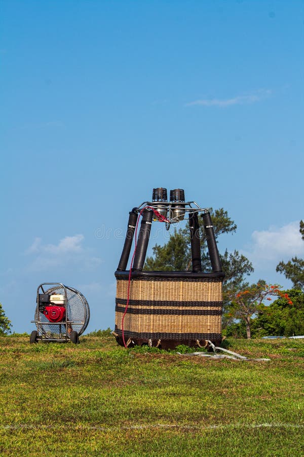 CANCUN, MEKSYK - 25 MAJA 2019 R.: Nieudany konkurs na balon na ciepłe powietrze Słoneczny poranek, ale zbyt wietrzny, by balony m obraz stock CANCUN, MEKSYK - 25 MAJA 2019 R.: Nieudany konkurs na balon na ciepłe powietrze Słoneczny poranek, ale zbyt wietrzny, by balony m obraz stock